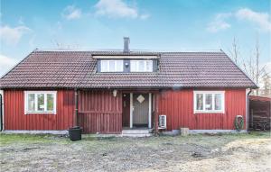 una casa roja con techo de gambrel en 3 Bedroom Awesome Home In Vstra Torup, en Västra Torup