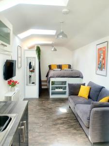 ein Wohnzimmer mit einem Sofa und einem Bett in der Unterkunft West Park Annex Central Wolverhampton in Wolverhampton