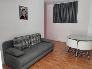 - un salon avec un canapé et une table dans l'établissement Villa Stanović Tea, à Cavtat