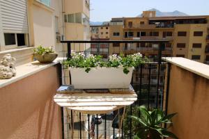 Balkón alebo terasa v ubytovaní Large Room e Small Private Bathroom Between Mondello Beach and Old Town! Free Park!