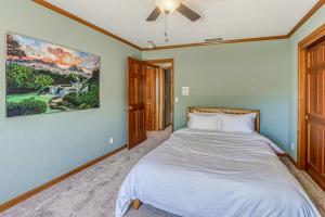 una camera da letto con un letto e un quadro sul muro di Cascadel Haven a North Fork