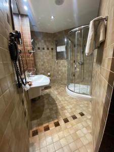 Een badkamer bij Aparthotel Alpin Resort Poiana Brasov ACE Apartment 2405 - private apartment