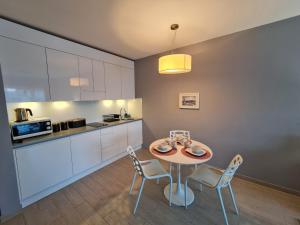 ビストシツァ・クウォツカにあるCzarna Góra Livigno 2の部屋にテーブルと椅子のあるキッチン