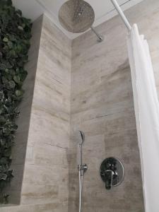 y baño con ducha con cabezal de ducha. en Cozy Rooms - BAÑERA HIDROMASAJE, en Valencia