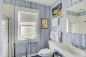 La salle de bains est pourvue de toilettes, d'un lavabo et d'une fenêtre. dans l'établissement Town of Rehoboth Beach 42 Surf Ave, à Rehoboth Beach