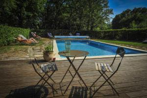 Bazén v ubytovaní L'Appartement des Esclargies alebo v jeho blízkosti