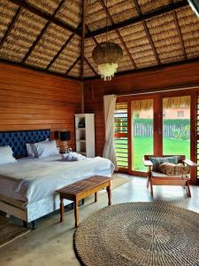 Un dormitorio con una cama, una mesa y un sofá. en Vila Ybytu Eco Resort, en Itarema