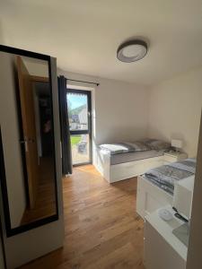 Kuchyňa alebo kuchynka v ubytovaní Luxusní Apartmán GRAND v centru Harrachova se soukromou Mega terasou, s privátním parkováním zdarma, s možností dobíjení wallbox EV a výhledem na Harrachovský kostelíček