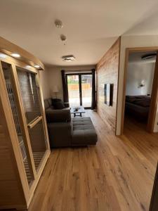 Posedenie v ubytovaní Luxusní Apartmán GRAND v centru Harrachova se soukromou Mega terasou, s privátním parkováním zdarma, s možností dobíjení wallbox EV a výhledem na Harrachovský kostelíček