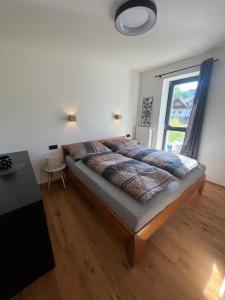 Posteľ alebo postele v izbe v ubytovaní Luxusní Apartmán GRAND v centru Harrachova se soukromou Mega terasou, s privátním parkováním zdarma, s možností dobíjení wallbox EV a výhledem na Harrachovský kostelíček
