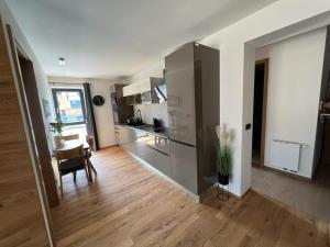 Kuchyňa alebo kuchynka v ubytovaní Luxusní Apartmán GRAND v centru Harrachova se soukromou Mega terasou, s privátním parkováním zdarma, s možností dobíjení wallbox EV a výhledem na Harrachovský kostelíček