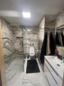 Kúpeľňa v ubytovaní Luxusní Apartmán GRAND v centru Harrachova se soukromou Mega terasou, s privátním parkováním zdarma, s možností dobíjení wallbox EV a výhledem na Harrachovský kostelíček + 15 fotografií