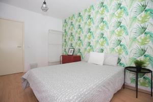 een slaapkamer met een bed en groen en wit behang bij Travel & Live Marques in Porto