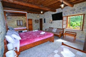 基薩莫斯的住宿－Villa Olive Tree with Private Pool，一间卧室配有一张大床和一台电视。