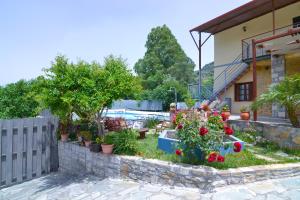 Vonkajšia záhrada v ubytovaní Villa Olive Tree with Private Pool