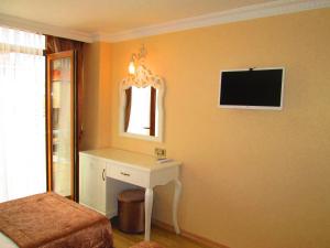 A television and/or entertainment centre at Sultanahmet Newport Hotel
