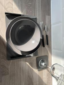 un miroir sur un mur à côté d'un verre à vin dans l'établissement Waterloo House, à Nottingham 48 autres photos