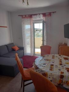 Χώρος καθιστικού στο Apartman Rebeka
