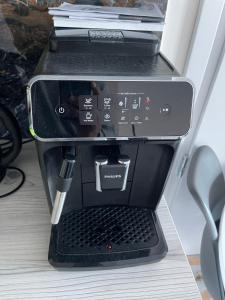 uma máquina de café expresso em cima de uma prateleira em Plaza Luxury Apartments em Colberga