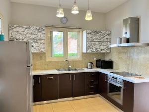 Η κουζίνα ή μικρή κουζίνα στο Private, pool, sunsets, beaches, amenities - Eleni