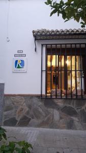 un edificio con un cartel en el costado en Vivienda Rural EL TORREÓN, en Prado del Rey