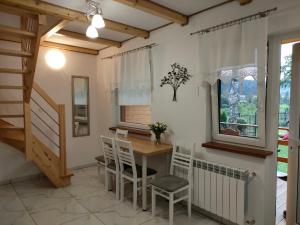 Domki i Pokoje u Borsa في ليزكو: غرفة طعام مع طاولة وكراسي