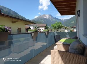 een balkon met uitzicht op een berg bij Apart Anna in Mayrhofen
