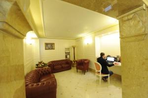 A seating area at Hotel Villa Rosa