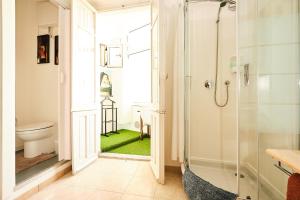 baño con ducha, aseo y puerta de cristal en Affittacamere Il Pittoresco, en Cagliari 96 fotos más