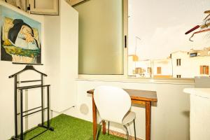 Un comedor con una mesa y una silla. en Affittacamere Il Pittoresco, en Cagliari