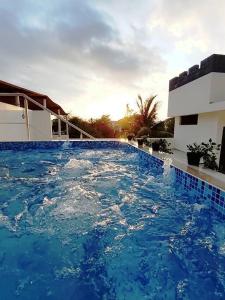 une grande piscine bleue à côté d'un bâtiment dans l'établissement Summerwood, à Puerto Vallarta