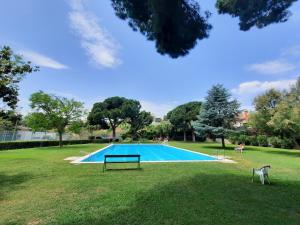 Bazén v ubytování Apartment with pool near the beach and Barcelona by train nebo v jeho okolí