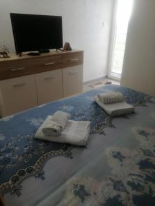 Tempat tidur dalam kamar di Apartmani NECA Zlatar