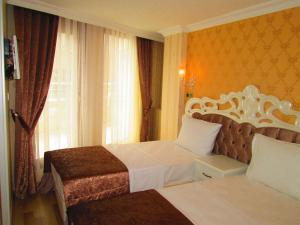 A bed or beds in a room at Sultanahmet Newport Hotel