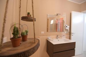 een badkamer met een wastafel en een spiegel bij CLC Home B&B in Cosenza