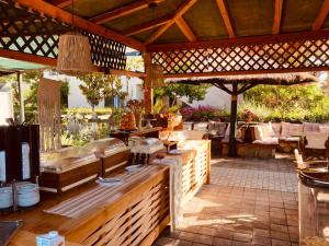 Imagen de la galería de Sunny Garden Aparthotel, en Palaia Epidavros