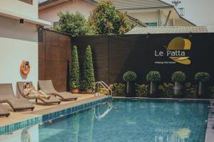 Der Swimmingpool an oder in der Nähe von Le Patta Hotel Chiang Rai SHA Extra Plus