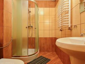 un baño con ducha y lavabo en Pokoje gościnne u Bożenki, en Krościenko nad Dunajcem 13 fotos más