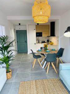 a kitchen and a dining room with a table and chairs at Torres Beach in Arona