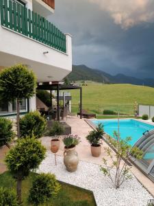 a courtyard with a swimming pool and a building at Appartement Auwald in Forstau