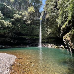 una cascata in mezzo a un fiume di Hotel Hacienda San Bartolo a Xico