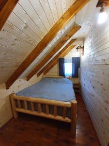 Tempat tidur dalam kamar di FOREST&LAKE COTTAGES