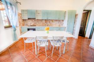 A kitchen or kitchenette at DOMUS MAIORI LT - PMS CaseVacanze Még 10 kép