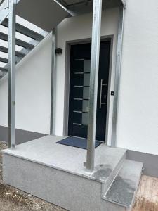 eine Eingangstür eines Hauses mit blauer Tür in der Unterkunft Ferienwohnung Bibertal in Bibertal 