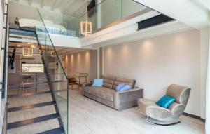 ein Wohnzimmer mit Treppe und Couch in der Unterkunft Prora Solitaire Avida Loft 3 in Binz