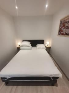 Ένα ή περισσότερα κρεβάτια σε δωμάτιο στο Au coeur Normand Magnifique maison avec jacuzzi 25mn de la mer