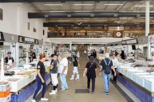 サントスにあるSANTOS - TURISMO E HOME OFFICEの市場を歩く人々