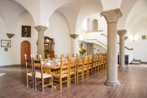 une salle à manger avec une longue table dans une église dans l'établissement Heritage mountain top Villa near Rome w/ Pool & Panoramic views, à Poli