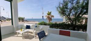 トッレ・カンネにあるCasa Cristinaの海の景色を望むパティオ(椅子、テーブル付)