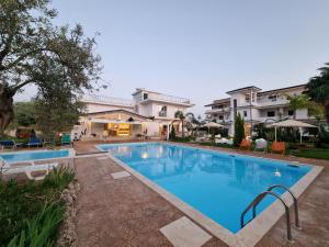 בריכת השחייה שנמצאת ב-Residence Casa Mia village Tropea או באזור